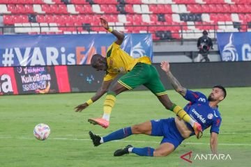 Pertandingan Seru Penuh Gengsi: Arema dan Persebaya Akhiri Pertarungan dengan Skor Imbang 1-1 Pertandingan Seru Penuh Gengsi: Arema dan Persebaya Akhiri Pertarungan dengan Skor Imbang 1-1