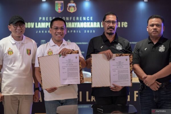 Berikut adalah beberapa alternatif judul untuk artikel tersebut:
1. “Tujuh Klub Sepak Bola Ganti Nama dan Domisili, Termasuk Bhayangkara dan Persikas”
2. “Perubahan Nama dan Domisili: Bhayangkara dan Persikas Ikut Dalam Daftar Tujuh Klub”
3. “Transformasi Tujuh Klub: Bhayangkara dan Persikas Berganti Nama dan Lokasi”
4. “Dengan Penyesuaian Nama, Tujuh Klub Sepak Bola Termasuk Bhayangkara dan Persikas Beradaptasi”
5. “Rebranding Klub: Bhayangkara dan Persikas Sebagai Bagian Dari Tujuh yang Ganti Nama dan Domisili”
Silakan pilih salah satu yang paling sesuai atau dapat digunakan sebagai inspirasi untuk judul yang diinginkan! Berikut adalah beberapa alternatif judul untuk artikel tersebut:
1. "Tujuh Klub Sepak Bola Ganti Nama dan Domisili, Termasuk Bhayangkara dan Persikas"
2. "Perubahan Nama dan Domisili: Bhayangkara dan Persikas Ikut Dalam Daftar Tujuh Klub"
3. "Transformasi Tujuh Klub: Bhayangkara dan Persikas Berganti Nama dan Lokasi"
4. "Dengan Penyesuaian Nama, Tujuh Klub Sepak Bola Termasuk Bhayangkara dan Persikas Beradaptasi"
5. "Rebranding Klub: Bhayangkara dan Persikas Sebagai Bagian Dari Tujuh yang Ganti Nama dan Domisili"
Silakan pilih salah satu yang paling sesuai atau dapat digunakan sebagai inspirasi untuk judul yang diinginkan!