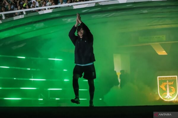 Alternatif judul untuk “Persebaya perkenalkan pemain dalam ‘Team Launching Game'” bisa seperti:
1. “Peluncuran Tim Persebaya: Menghadirkan Para Pemain Baru”
2. “Persebaya Unjuk Gigi: Perkenalan Para Pemain dalam ‘Team Launching Game'”
3. “Momen Spesial: Persebaya Memperkenalkan Pemain Baru di ‘Team Launching Game'”
4. “Persebaya Resmi Kenalkan Skuad Baru dalam Acara ‘Team Launching Game'”
5. “Team Launching Game: Persebaya Memperkenalkan Pemain Baru untuk Musim Ini”
Silakan pilih atau modifikasi sesuai kebutuhan! Alternatif judul untuk "Persebaya perkenalkan pemain dalam 'Team Launching Game'" bisa seperti:
1. "Peluncuran Tim Persebaya: Menghadirkan Para Pemain Baru"
2. "Persebaya Unjuk Gigi: Perkenalan Para Pemain dalam 'Team Launching Game'"
3. "Momen Spesial: Persebaya Memperkenalkan Pemain Baru di 'Team Launching Game'"
4. "Persebaya Resmi Kenalkan Skuad Baru dalam Acara 'Team Launching Game'"
5. "Team Launching Game: Persebaya Memperkenalkan Pemain Baru untuk Musim Ini"
Silakan pilih atau modifikasi sesuai kebutuhan!
