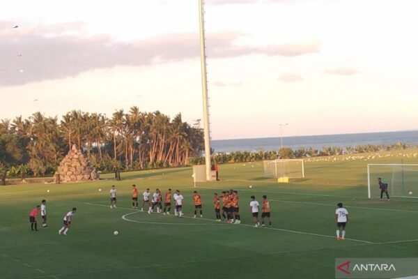 Tentu! Berikut adalah beberapa alternatif judul untuk pertandingan persahabatan antara Bali United dan Bhayangkara Presisi Lampung:

"Bali United Bertanding Persahabatan Melawan Bhayangkara Presisi Lampung"
"Laga Persahabatan: Bali United Vs. Bhayangkara Presisi Lampung"
"Pertarungan Persahabatan: Bali United Hadapi Bhayangkara Presisi Lampung"
"Bali United Lanjutkan Persahabatan dengan Bhayangkara Presisi Lampung"
"Bali United Jalani Uji Coba Melawan Bhayangkara Presisi Lampung"

Apakah ada yang Anda sukai dari alternatif tersebut?